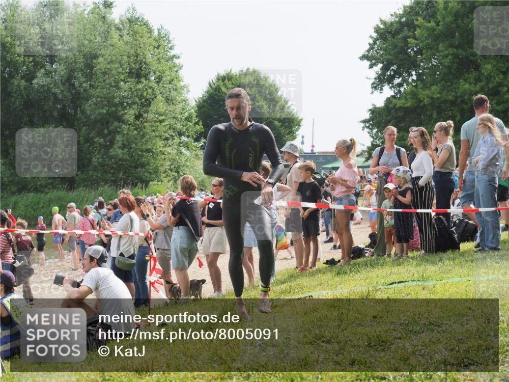 15.06.2025 - 27. Vierlanden-Triathlon KatJ http://msf.ph/oto/8005091 15.06.2025 10:04:02 Schwimmen 415, 427, 436, 1398 meine-sportfotos.de