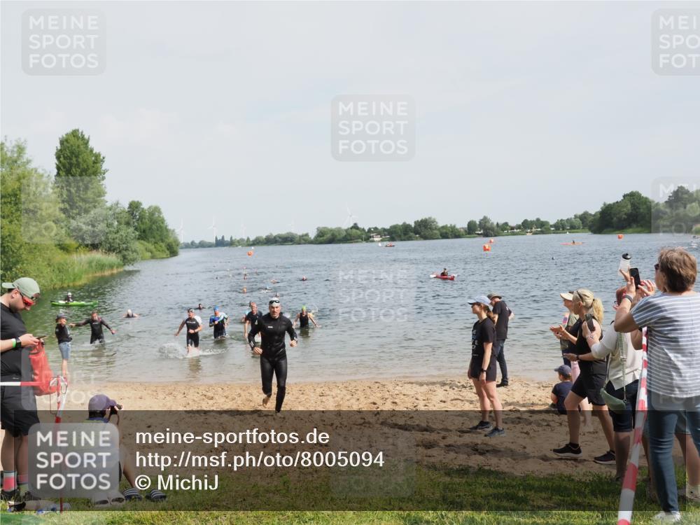 21.06.2025 - 27. Vierlanden-Triathlon MichiJ http://msf.ph/oto/8005094 15.06.2026 10:06:35 Schwimmen 394, 434, 440 meine-sportfotos.de