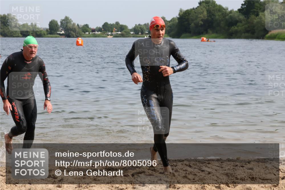 15.06.2025 - 27. Vierlanden-Triathlon Lena Gebhardt http://msf.ph/oto/8005096 15.06.2025 10:02:38 Schwimmen 397, 405 meine-sportfotos.de