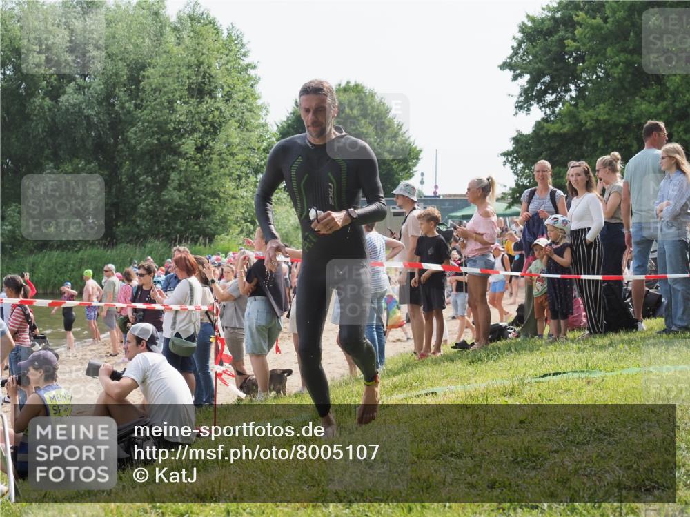 15.06.2025 - 27. Vierlanden-Triathlon KatJ http://msf.ph/oto/8005107 15.06.2025 10:04:03 Schwimmen 415, 427, 1398 meine-sportfotos.de