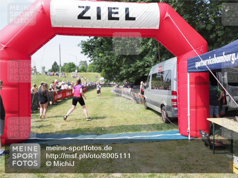 21.06.2025 - 27. Vierlanden-Triathlon MichiJ http://msf.ph/oto/8005111 15.06.2026 11:30:44 Ziel 608 meine-sportfotos.de