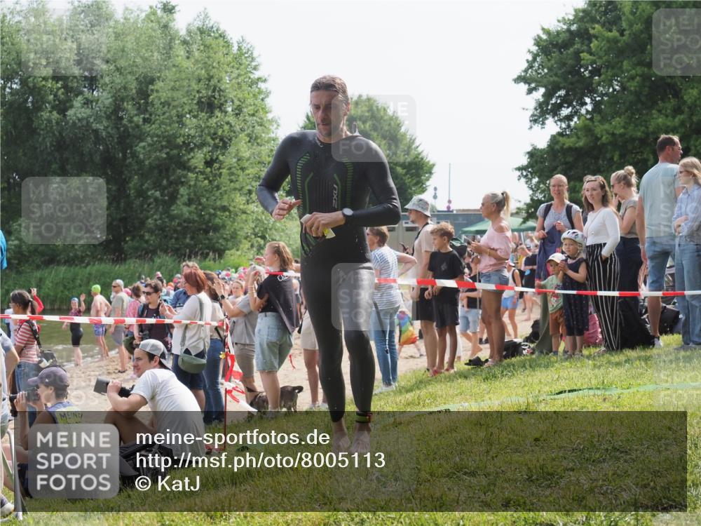 15.06.2025 - 27. Vierlanden-Triathlon KatJ http://msf.ph/oto/8005113 15.06.2025 10:04:03 Schwimmen 415, 427, 1398 meine-sportfotos.de