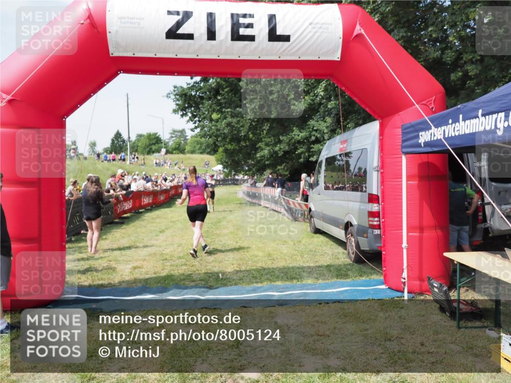 21.06.2025 - 27. Vierlanden-Triathlon MichiJ http://msf.ph/oto/8005124 15.06.2026 11:30:44 Ziel 608 meine-sportfotos.de