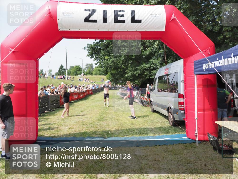21.06.2025 - 27. Vierlanden-Triathlon MichiJ http://msf.ph/oto/8005128 15.06.2026 11:30:46 Ziel 608 meine-sportfotos.de