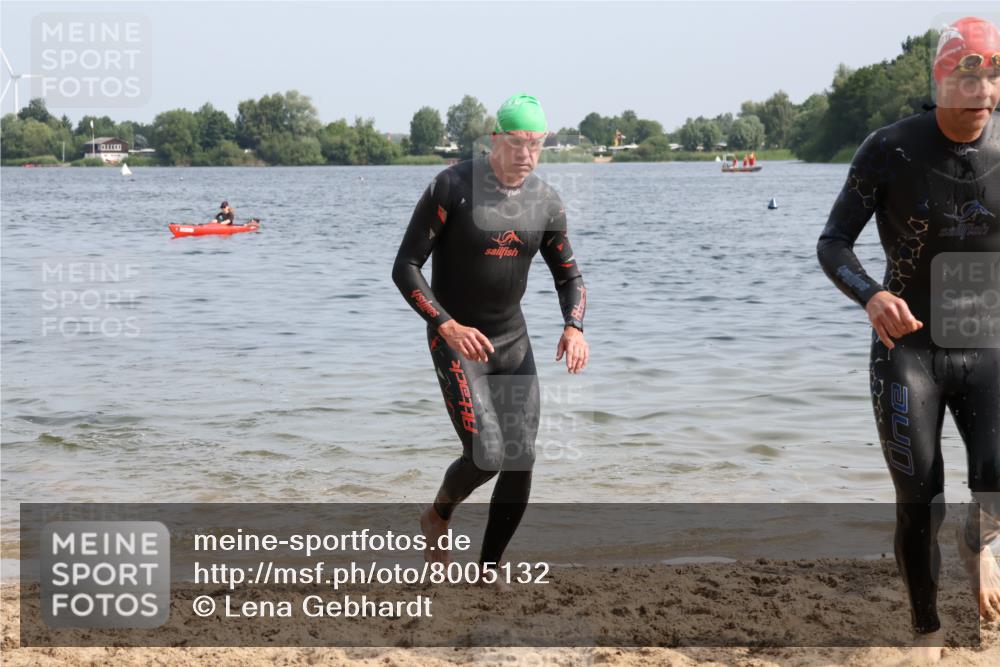 15.06.2025 - 27. Vierlanden-Triathlon Lena Gebhardt http://msf.ph/oto/8005132 15.06.2025 10:02:39 Schwimmen 397, 405 meine-sportfotos.de
