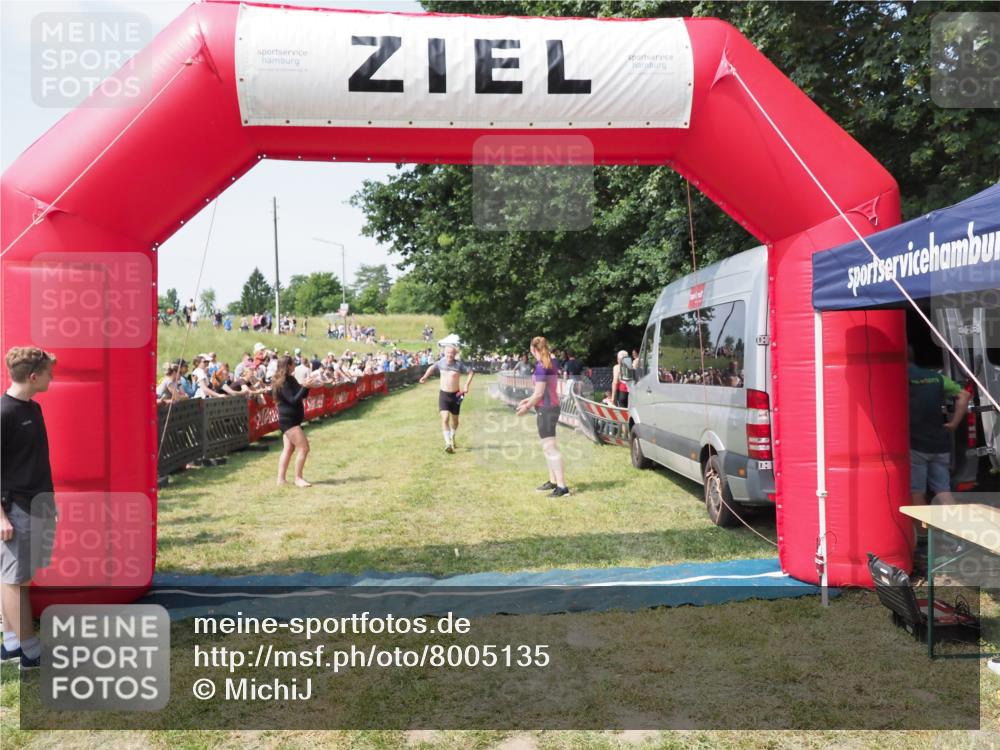21.06.2025 - 27. Vierlanden-Triathlon MichiJ http://msf.ph/oto/8005135 15.06.2026 11:30:46 Ziel 608 meine-sportfotos.de