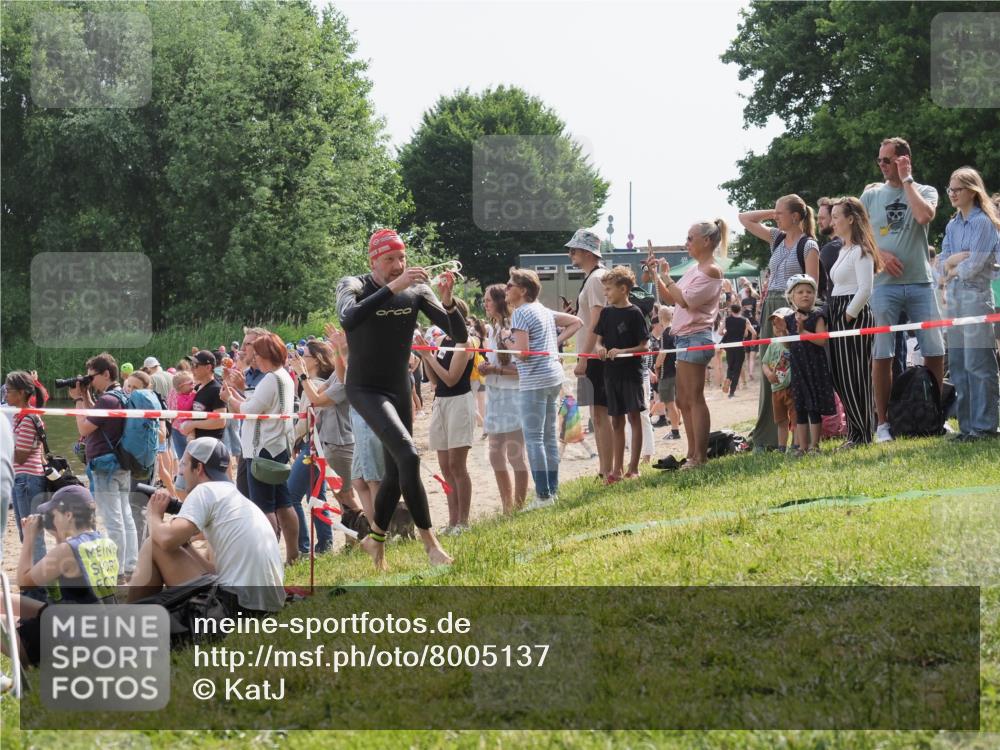 15.06.2025 - 27. Vierlanden-Triathlon KatJ http://msf.ph/oto/8005137 15.06.2025 10:04:13 Schwimmen 411, 464 meine-sportfotos.de
