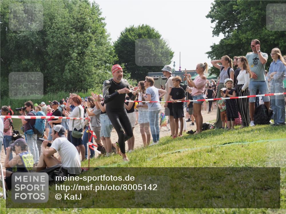 15.06.2025 - 27. Vierlanden-Triathlon KatJ http://msf.ph/oto/8005142 15.06.2025 10:04:14 Schwimmen 411, 453, 464 meine-sportfotos.de