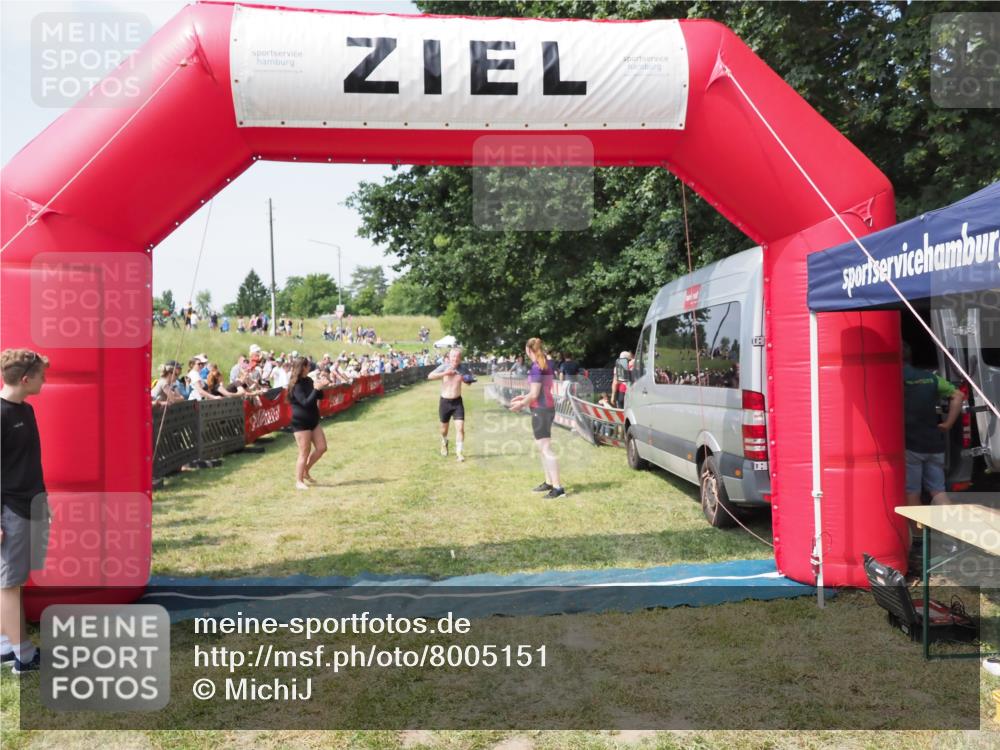 21.06.2025 - 27. Vierlanden-Triathlon MichiJ http://msf.ph/oto/8005151 15.06.2026 11:30:46 Ziel 608 meine-sportfotos.de