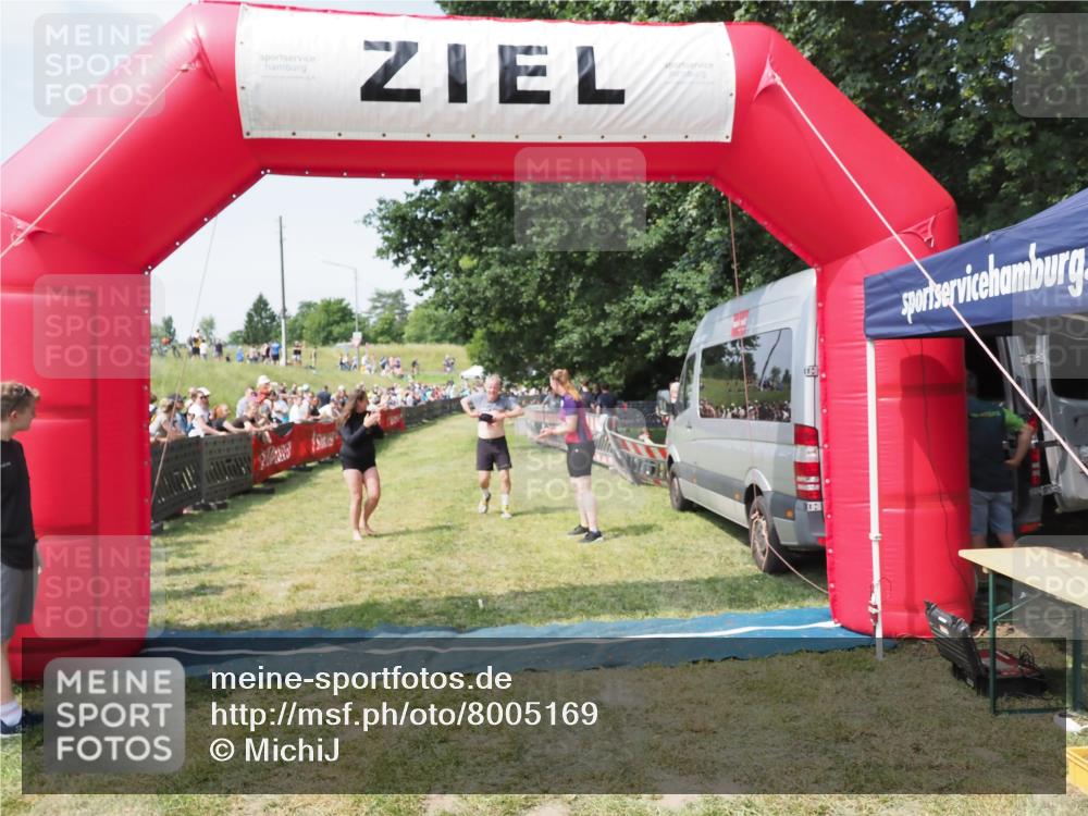 21.06.2025 - 27. Vierlanden-Triathlon MichiJ http://msf.ph/oto/8005169 15.06.2026 11:30:47 Ziel 608 meine-sportfotos.de
