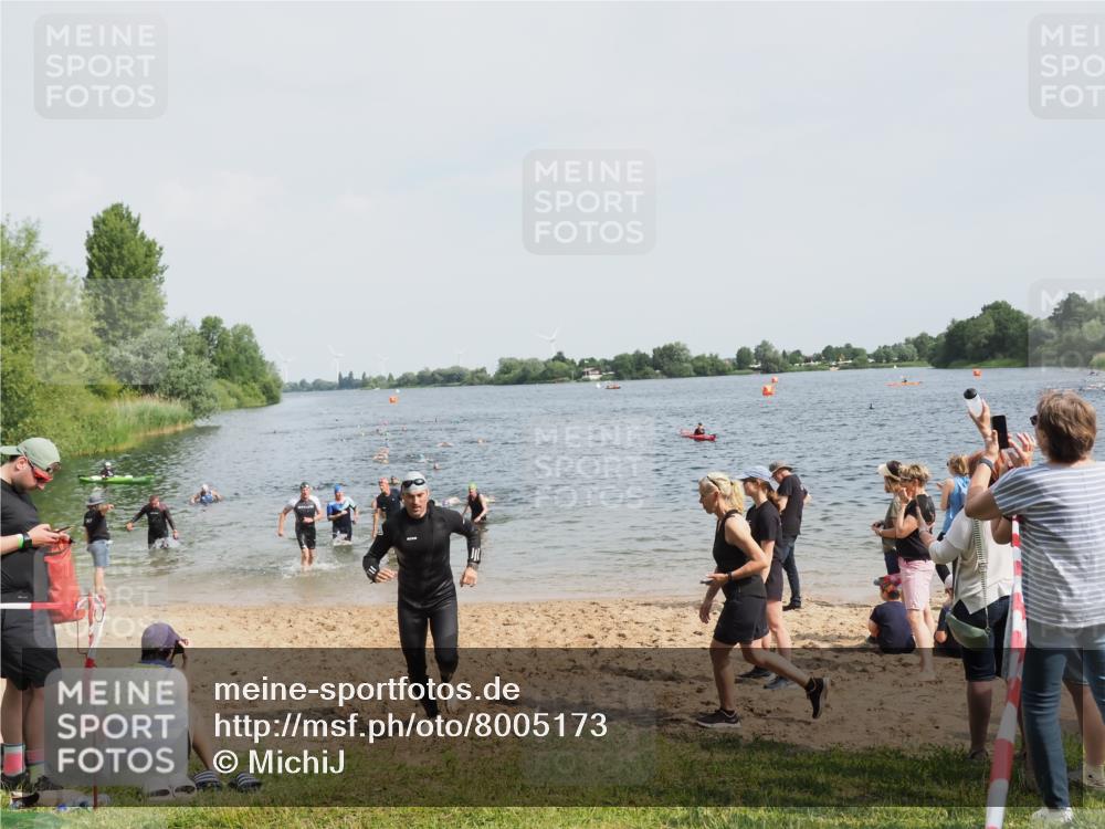 21.06.2025 - 27. Vierlanden-Triathlon MichiJ http://msf.ph/oto/8005173 15.06.2026 10:06:36 Schwimmen 394, 434, 440 meine-sportfotos.de