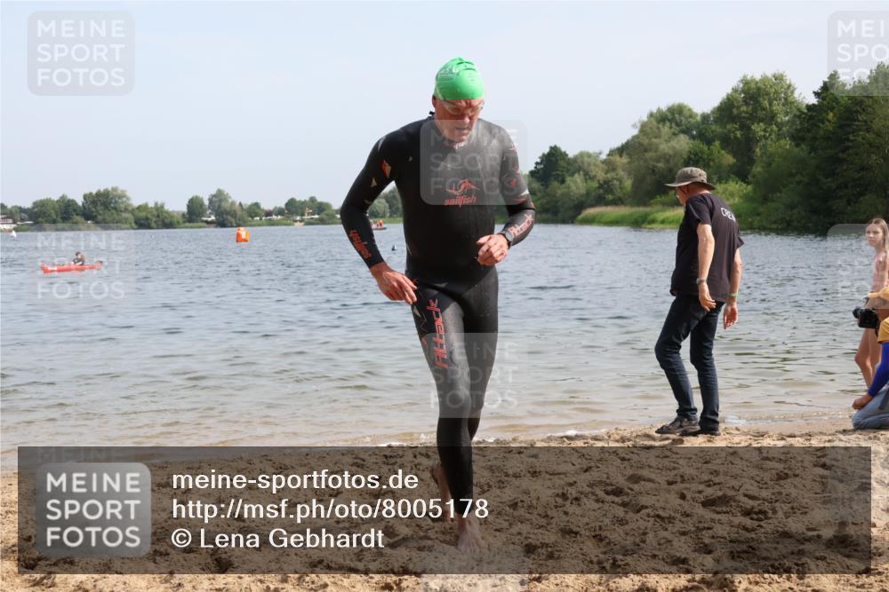 15.06.2025 - 27. Vierlanden-Triathlon Lena Gebhardt http://msf.ph/oto/8005178 15.06.2025 10:02:40 Schwimmen 397, 405 meine-sportfotos.de