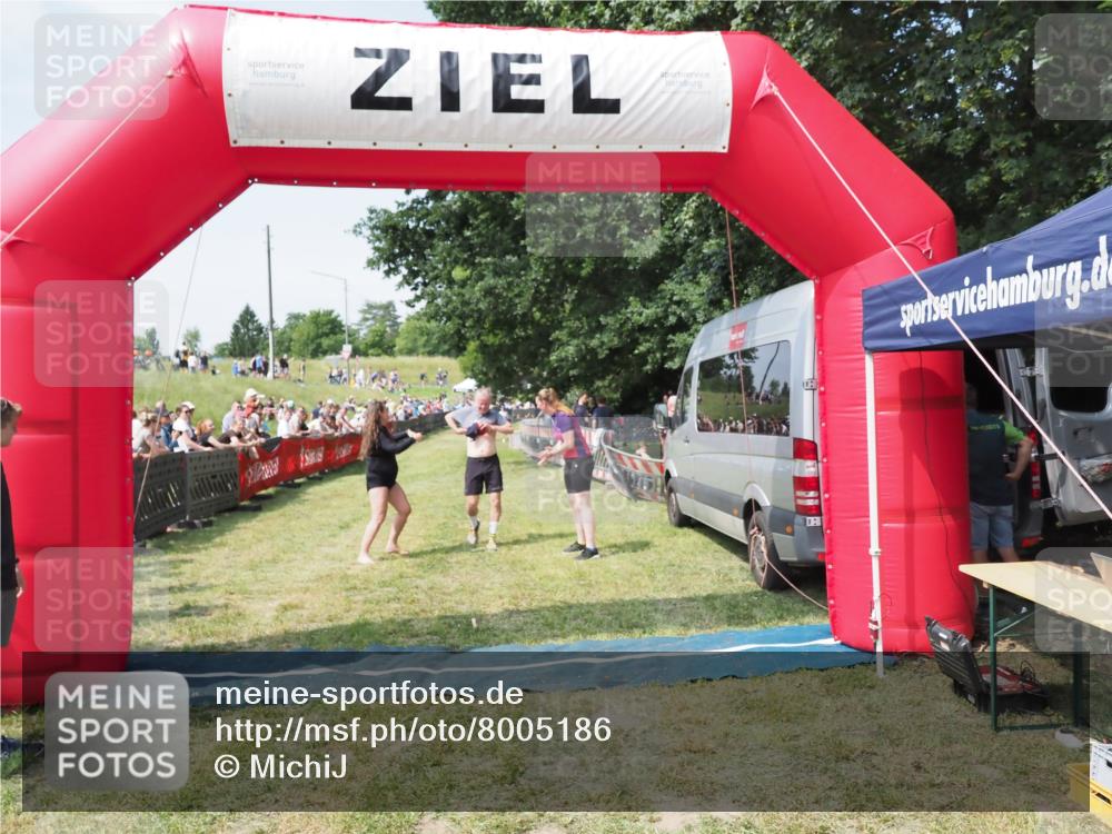 21.06.2025 - 27. Vierlanden-Triathlon MichiJ http://msf.ph/oto/8005186 15.06.2026 11:30:48 Ziel 608, 610 meine-sportfotos.de