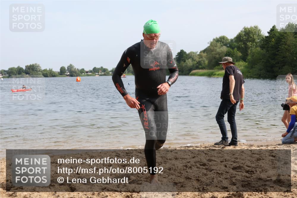 15.06.2025 - 27. Vierlanden-Triathlon Lena Gebhardt http://msf.ph/oto/8005192 15.06.2025 10:02:41 Schwimmen 397, 405 meine-sportfotos.de