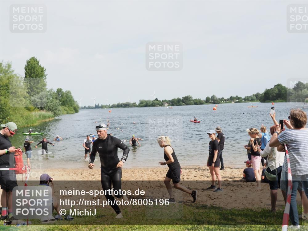 21.06.2025 - 27. Vierlanden-Triathlon MichiJ http://msf.ph/oto/8005196 15.06.2026 10:06:37 Schwimmen 386, 434, 440 meine-sportfotos.de