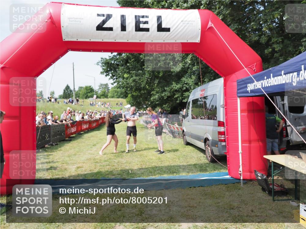 21.06.2025 - 27. Vierlanden-Triathlon MichiJ http://msf.ph/oto/8005201 15.06.2026 11:30:48 Ziel 608, 610 meine-sportfotos.de