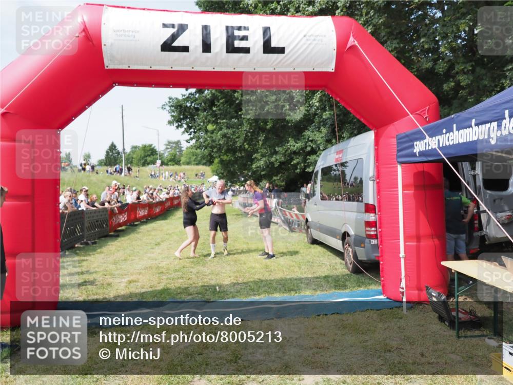 21.06.2025 - 27. Vierlanden-Triathlon MichiJ http://msf.ph/oto/8005213 15.06.2026 11:30:48 Ziel 608, 610 meine-sportfotos.de
