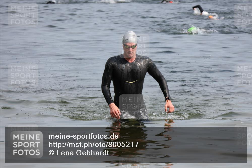 15.06.2025 - 27. Vierlanden-Triathlon Lena Gebhardt http://msf.ph/oto/8005217 15.06.2025 10:03:10 Schwimmen 406 meine-sportfotos.de