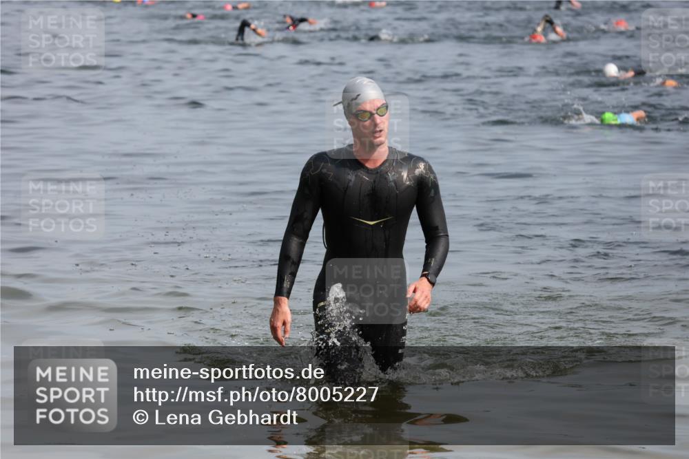 15.06.2025 - 27. Vierlanden-Triathlon Lena Gebhardt http://msf.ph/oto/8005227 15.06.2025 10:03:11 Schwimmen 406 meine-sportfotos.de