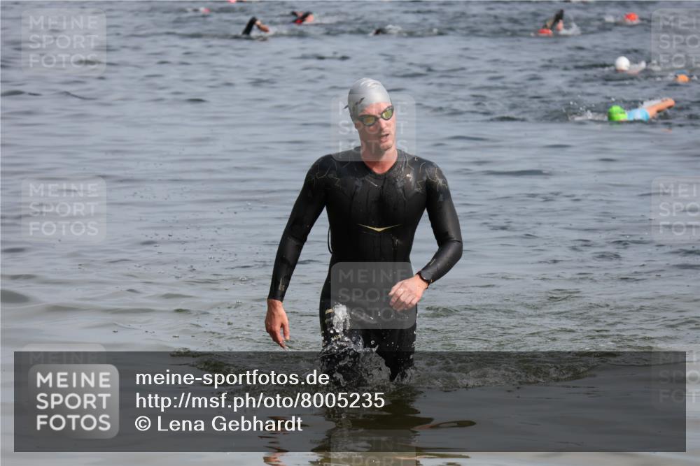 15.06.2025 - 27. Vierlanden-Triathlon Lena Gebhardt http://msf.ph/oto/8005235 15.06.2025 10:03:11 Schwimmen 406 meine-sportfotos.de