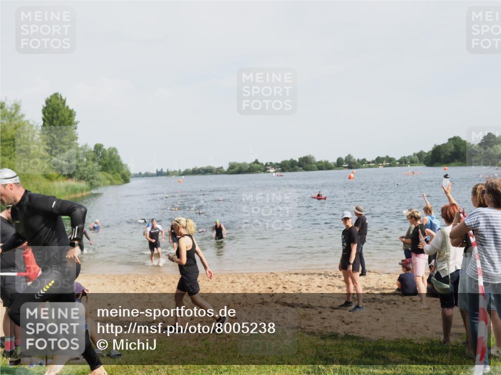 21.06.2025 - 27. Vierlanden-Triathlon MichiJ http://msf.ph/oto/8005238 15.06.2026 10:06:38 Schwimmen 386, 423, 434, 440 meine-sportfotos.de