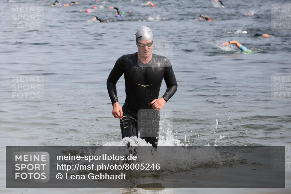 15.06.2025 - 27. Vierlanden-Triathlon Lena Gebhardt http://msf.ph/oto/8005246 15.06.2025 10:03:12 Schwimmen 406 meine-sportfotos.de