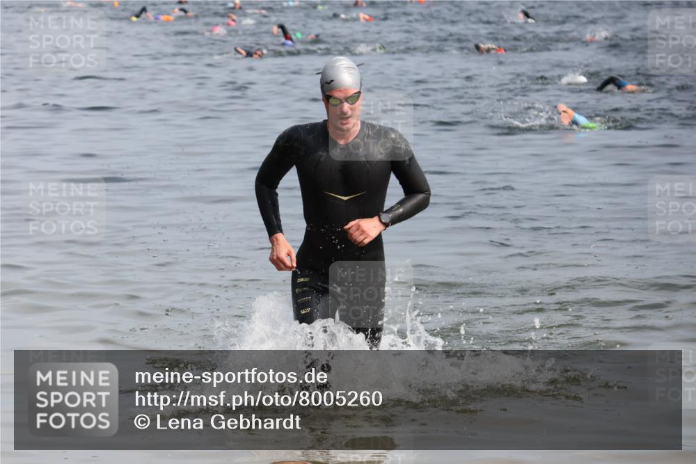 15.06.2025 - 27. Vierlanden-Triathlon Lena Gebhardt http://msf.ph/oto/8005260 15.06.2025 10:03:12 Schwimmen 406 meine-sportfotos.de