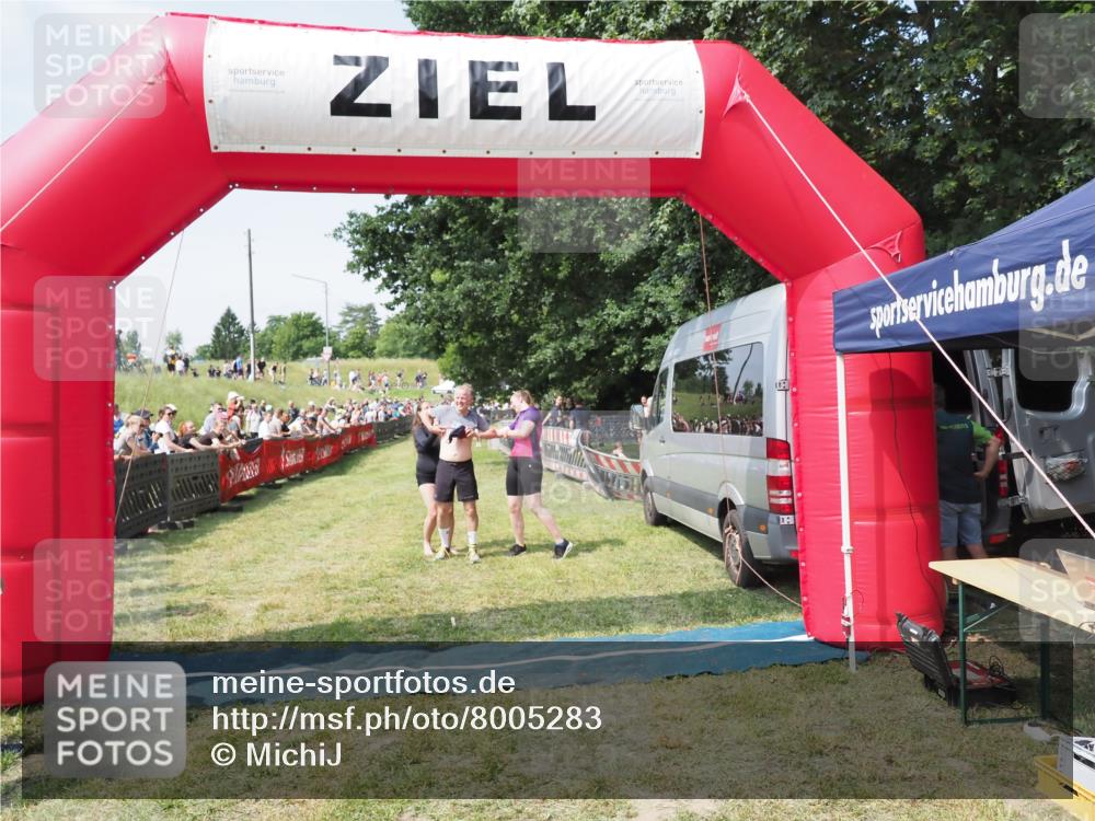 21.06.2025 - 27. Vierlanden-Triathlon MichiJ http://msf.ph/oto/8005283 15.06.2026 11:30:49 Ziel 610 meine-sportfotos.de