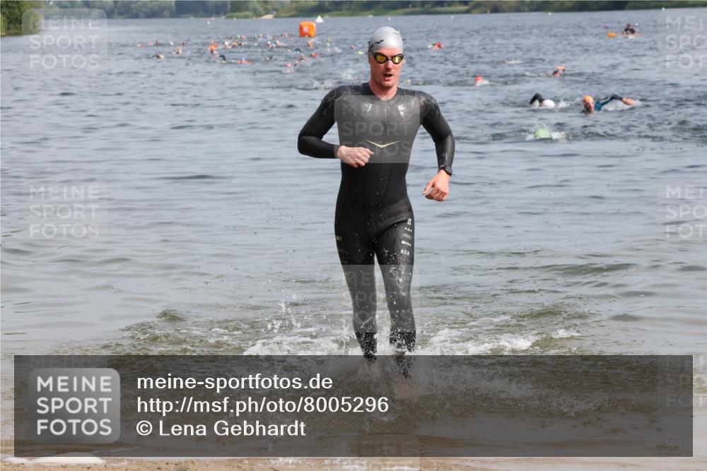 15.06.2025 - 27. Vierlanden-Triathlon Lena Gebhardt http://msf.ph/oto/8005296 15.06.2025 10:03:13 Schwimmen 406 meine-sportfotos.de
