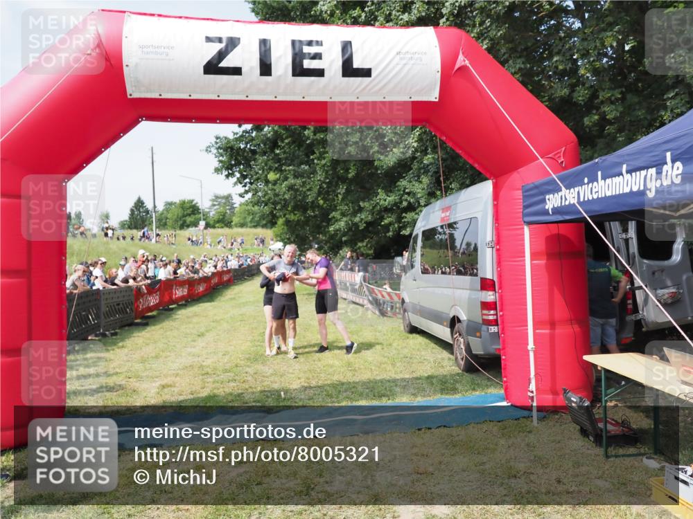 21.06.2025 - 27. Vierlanden-Triathlon MichiJ http://msf.ph/oto/8005321 15.06.2026 11:30:50 Ziel 610 meine-sportfotos.de