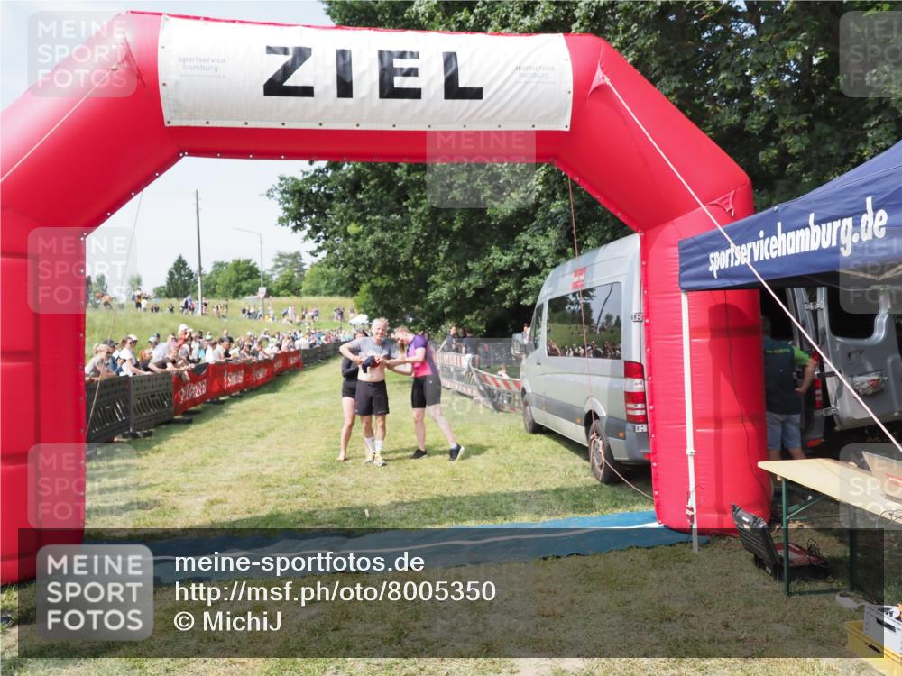 21.06.2025 - 27. Vierlanden-Triathlon MichiJ http://msf.ph/oto/8005350 15.06.2026 11:30:50 Ziel 610 meine-sportfotos.de