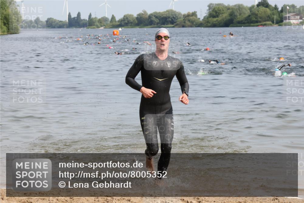 15.06.2025 - 27. Vierlanden-Triathlon Lena Gebhardt http://msf.ph/oto/8005352 15.06.2025 10:03:14 Schwimmen 406 meine-sportfotos.de