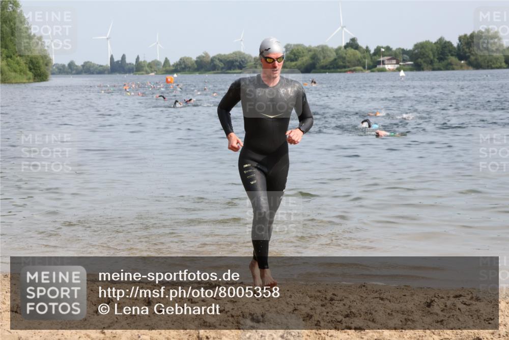 15.06.2025 - 27. Vierlanden-Triathlon Lena Gebhardt http://msf.ph/oto/8005358 15.06.2025 10:03:15 Schwimmen 406 meine-sportfotos.de