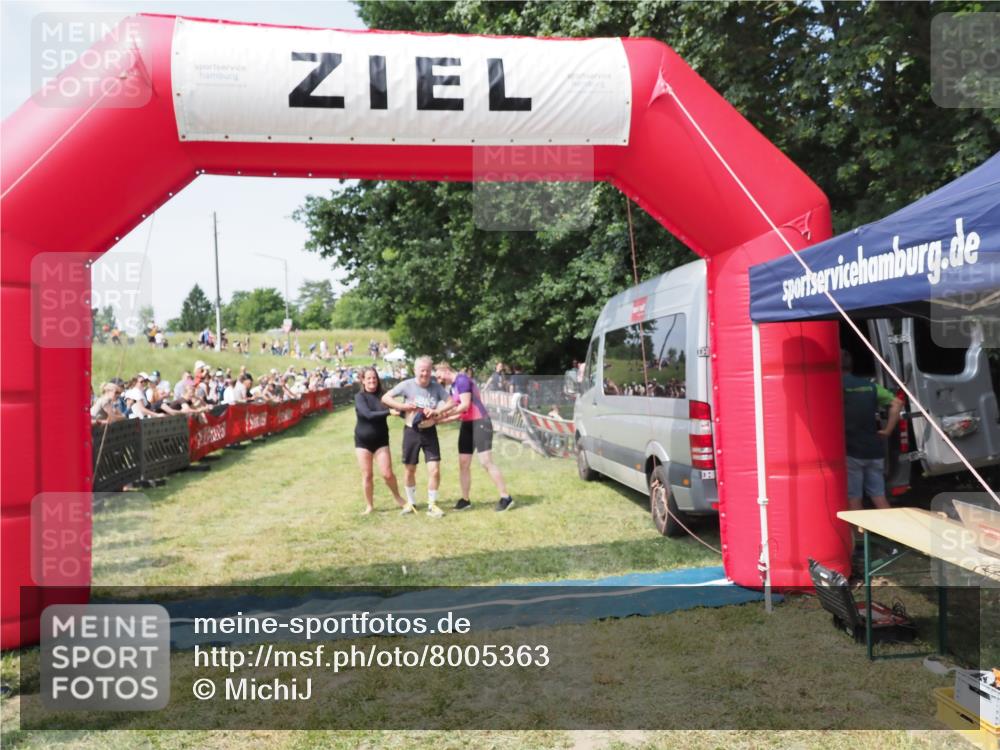 21.06.2025 - 27. Vierlanden-Triathlon MichiJ http://msf.ph/oto/8005363 15.06.2026 11:30:51 Ziel 610 meine-sportfotos.de