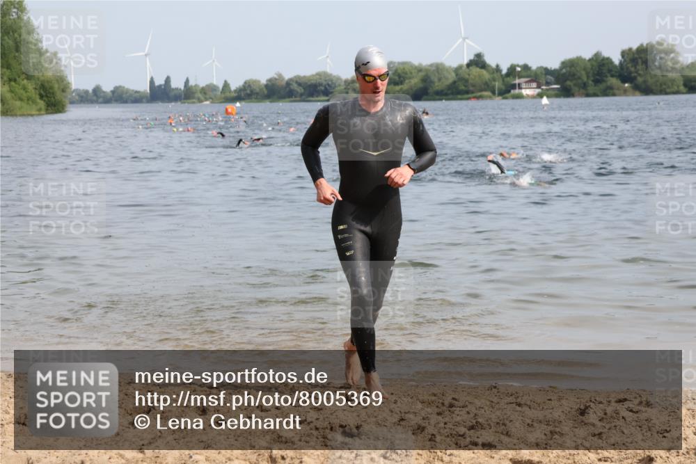 15.06.2025 - 27. Vierlanden-Triathlon Lena Gebhardt http://msf.ph/oto/8005369 15.06.2025 10:03:15 Schwimmen 406 meine-sportfotos.de