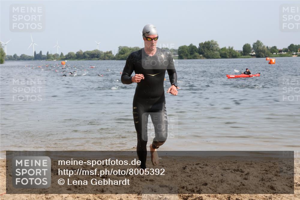 15.06.2025 - 27. Vierlanden-Triathlon Lena Gebhardt http://msf.ph/oto/8005392 15.06.2025 10:03:16 Schwimmen 406 meine-sportfotos.de