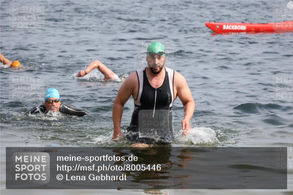 15.06.2025 - 27. Vierlanden-Triathlon Lena Gebhardt http://msf.ph/oto/8005446 15.06.2025 10:03:31 Schwimmen 377, 425, 432 meine-sportfotos.de
