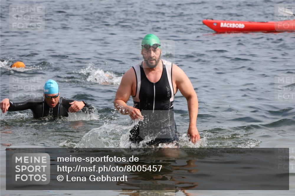 15.06.2025 - 27. Vierlanden-Triathlon Lena Gebhardt http://msf.ph/oto/8005457 15.06.2025 10:03:32 Schwimmen 377, 425, 432 meine-sportfotos.de