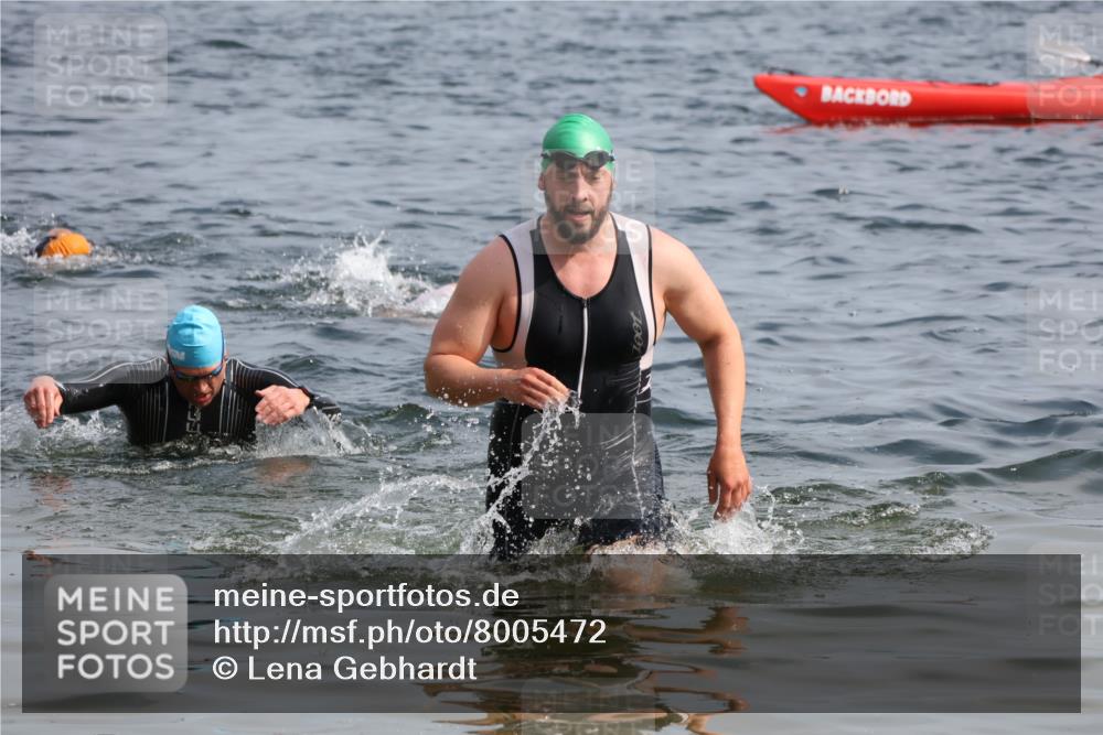 15.06.2025 - 27. Vierlanden-Triathlon Lena Gebhardt http://msf.ph/oto/8005472 15.06.2025 10:03:32 Schwimmen 377, 425, 432 meine-sportfotos.de