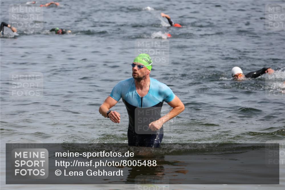 15.06.2025 - 27. Vierlanden-Triathlon Lena Gebhardt http://msf.ph/oto/8005488 15.06.2025 10:03:34 Schwimmen 377, 425, 432, 439 meine-sportfotos.de