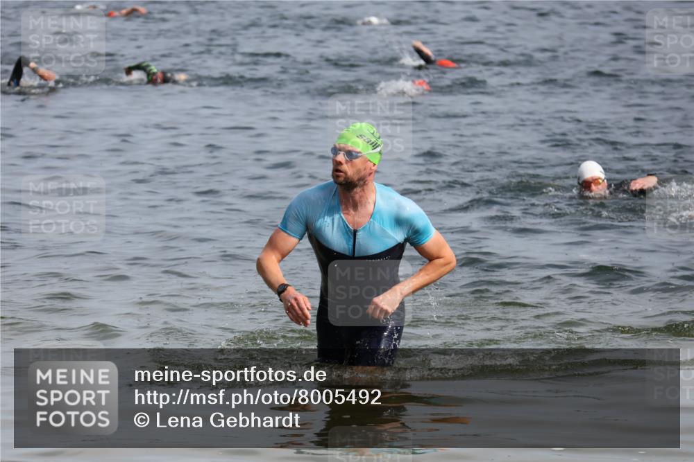 15.06.2025 - 27. Vierlanden-Triathlon Lena Gebhardt http://msf.ph/oto/8005492 15.06.2025 10:03:34 Schwimmen 377, 425, 432, 439 meine-sportfotos.de