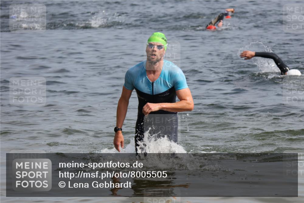 15.06.2025 - 27. Vierlanden-Triathlon Lena Gebhardt http://msf.ph/oto/8005505 15.06.2025 10:03:35 Schwimmen 377, 425, 432, 439 meine-sportfotos.de