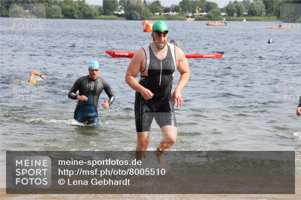 15.06.2025 - 27. Vierlanden-Triathlon Lena Gebhardt http://msf.ph/oto/8005510 15.06.2025 10:03:36 Schwimmen 377, 425, 432, 439 meine-sportfotos.de