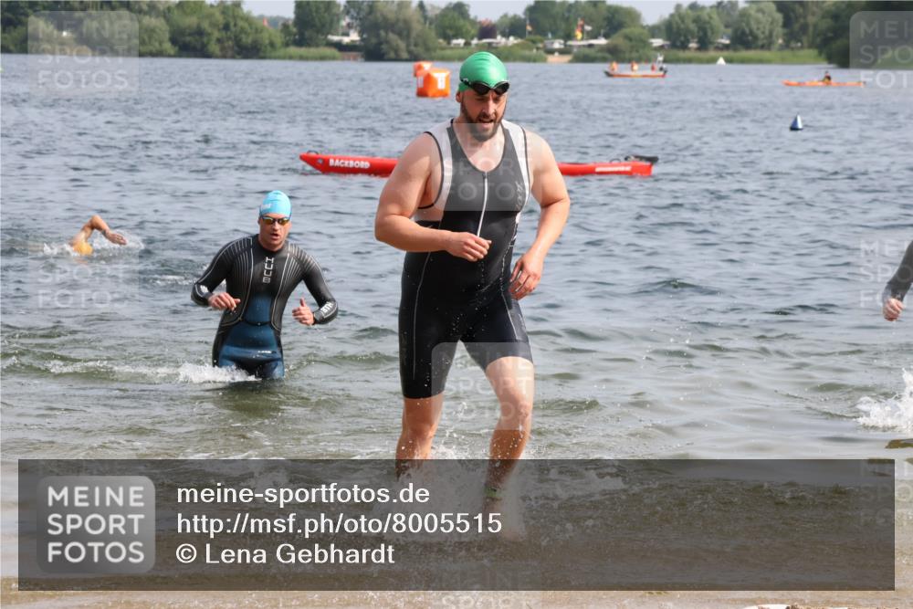 15.06.2025 - 27. Vierlanden-Triathlon Lena Gebhardt http://msf.ph/oto/8005515 15.06.2025 10:03:36 Schwimmen 377, 425, 432, 439 meine-sportfotos.de