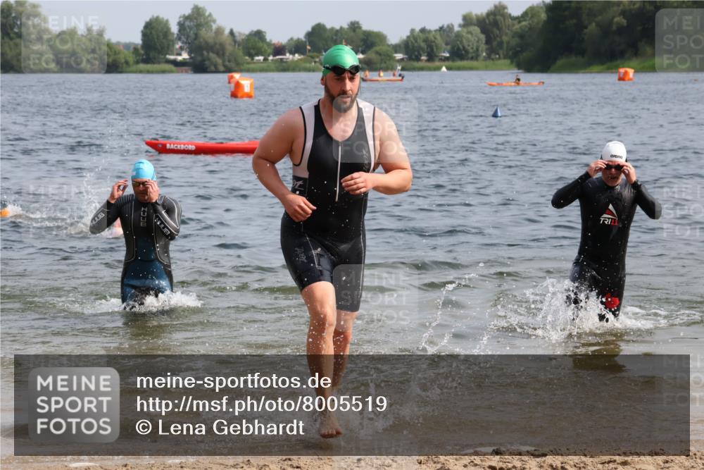 15.06.2025 - 27. Vierlanden-Triathlon Lena Gebhardt http://msf.ph/oto/8005519 15.06.2025 10:03:36 Schwimmen 377, 425, 432, 439 meine-sportfotos.de
