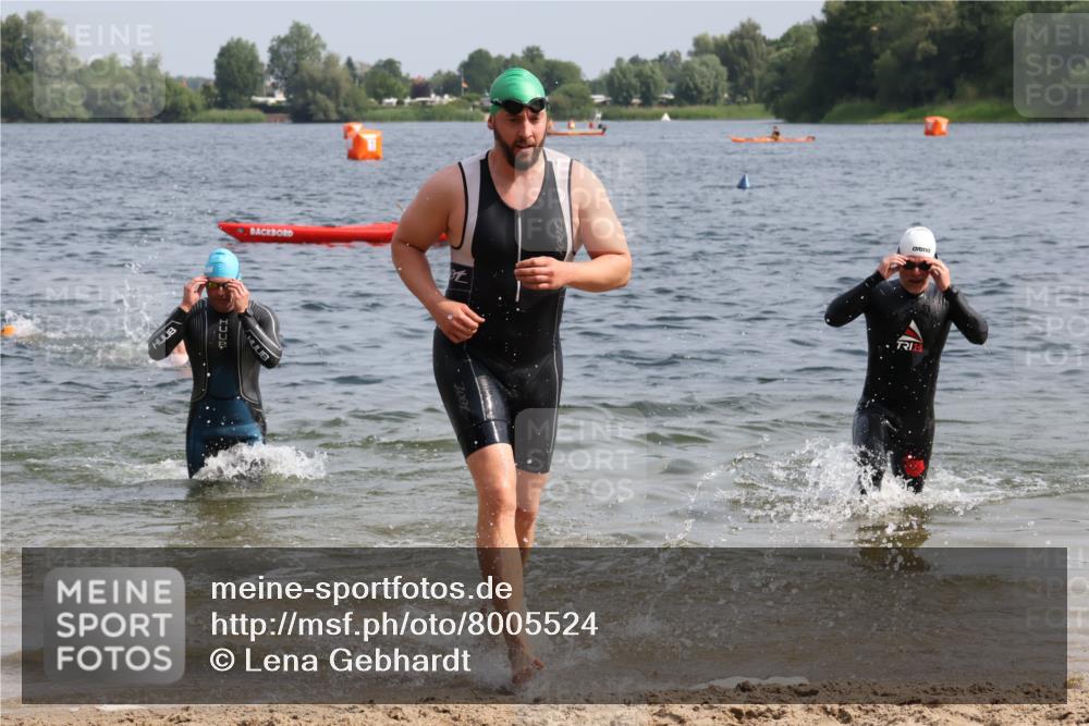 15.06.2025 - 27. Vierlanden-Triathlon Lena Gebhardt http://msf.ph/oto/8005524 15.06.2025 10:03:37 Schwimmen 377, 425, 432, 439 meine-sportfotos.de