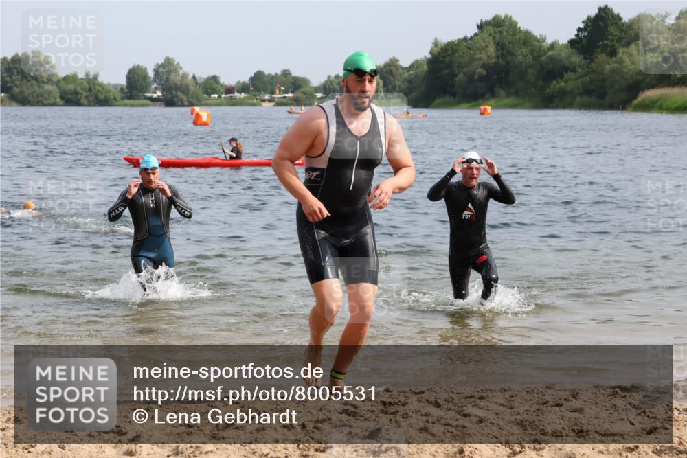 15.06.2025 - 27. Vierlanden-Triathlon Lena Gebhardt http://msf.ph/oto/8005531 15.06.2025 10:03:37 Schwimmen 377, 425, 432, 439 meine-sportfotos.de