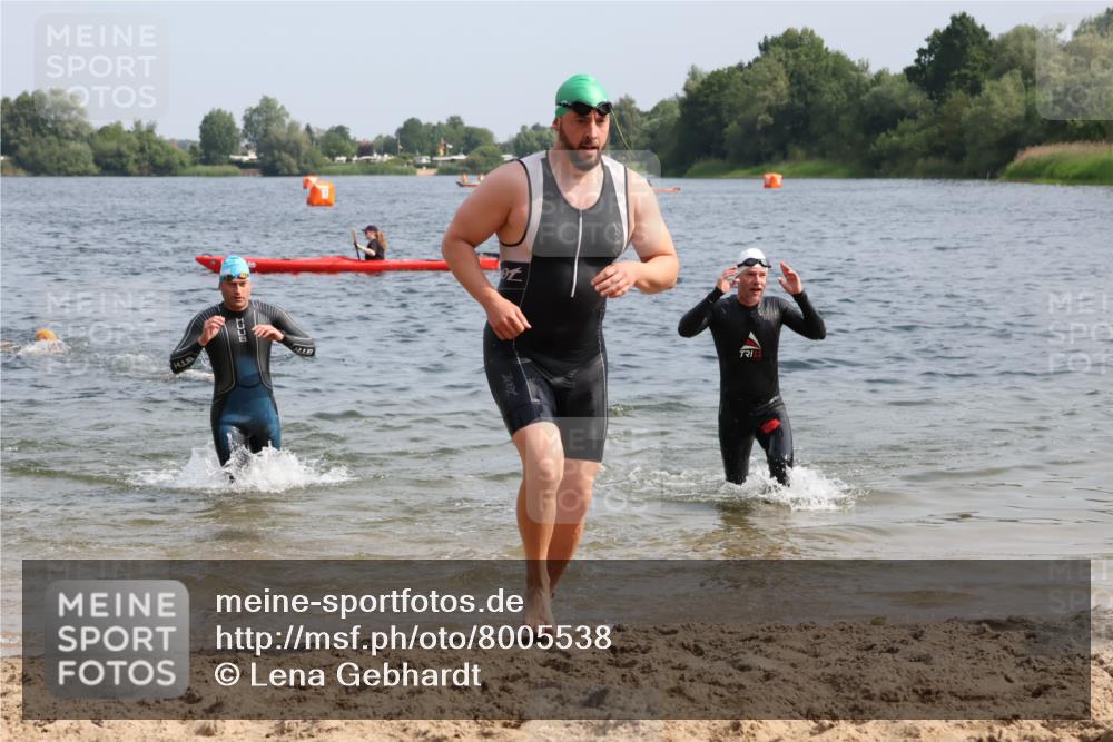15.06.2025 - 27. Vierlanden-Triathlon Lena Gebhardt http://msf.ph/oto/8005538 15.06.2025 10:03:37 Schwimmen 377, 425, 432, 439 meine-sportfotos.de