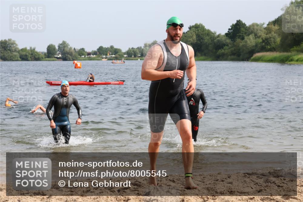 15.06.2025 - 27. Vierlanden-Triathlon Lena Gebhardt http://msf.ph/oto/8005545 15.06.2025 10:03:38 Schwimmen 377, 425, 432, 439 meine-sportfotos.de