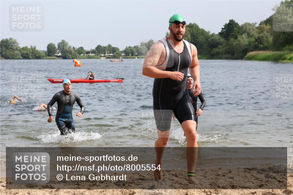15.06.2025 - 27. Vierlanden-Triathlon Lena Gebhardt http://msf.ph/oto/8005554 15.06.2025 10:03:38 Schwimmen 377, 425, 432, 439 meine-sportfotos.de